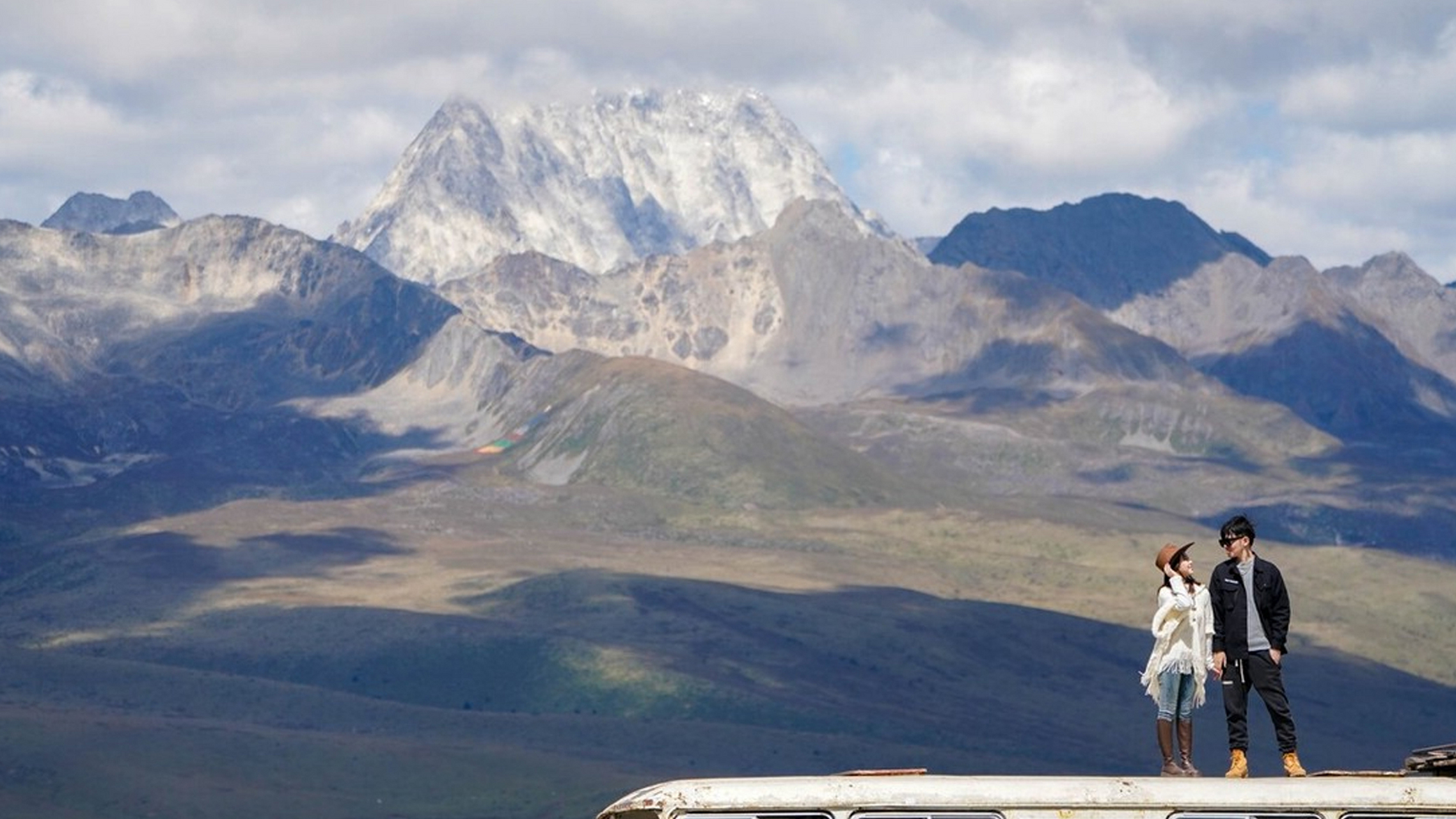 位于四川甘孜的格底拉姆天空之城海拔4200米,视野开阔,一马平川,是