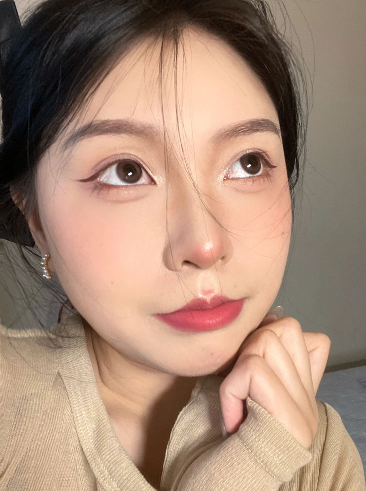 想跟姐妹们细讲我从圆脸土妞到五官看起来更精致的化妆思路