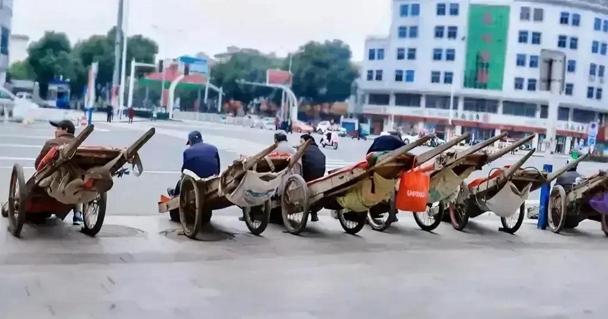 地排车0排放,无污染,哪位砖家小机灵鬼的主意呢?加鸡腿!