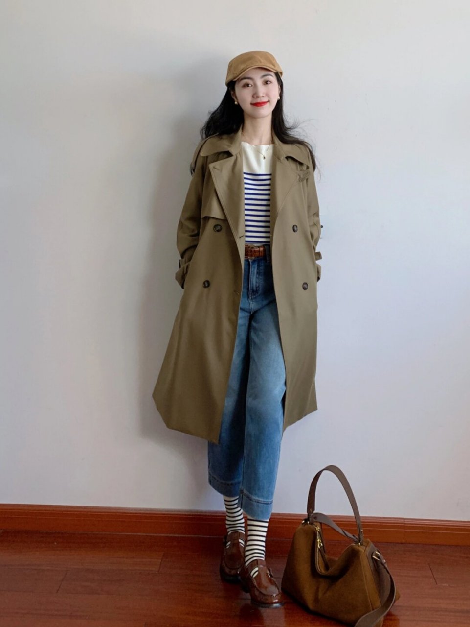 秋冬ootd的日常plog  这件驼色经典款风衣搭配牛仔裤和条纹衫的组合既