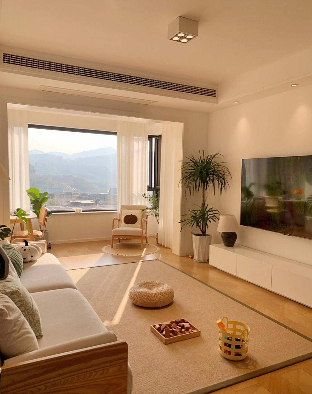 听我说,打通阳台真的显大不止一半 我家客厅面积不大 为了显得空间大