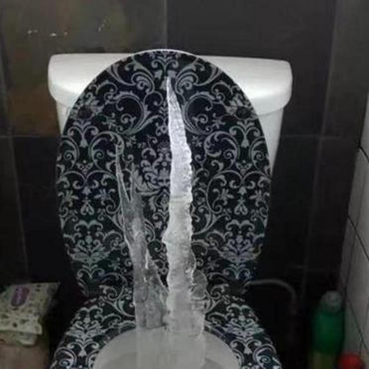 太冷了,马桶都冻结冰了