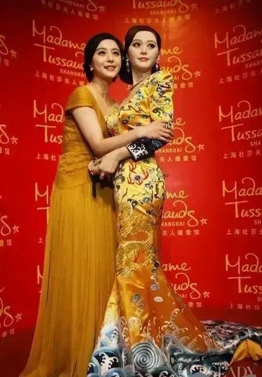 杨澜这张我看了半天也没有分出来哪个是真人,哪个是蜡像?