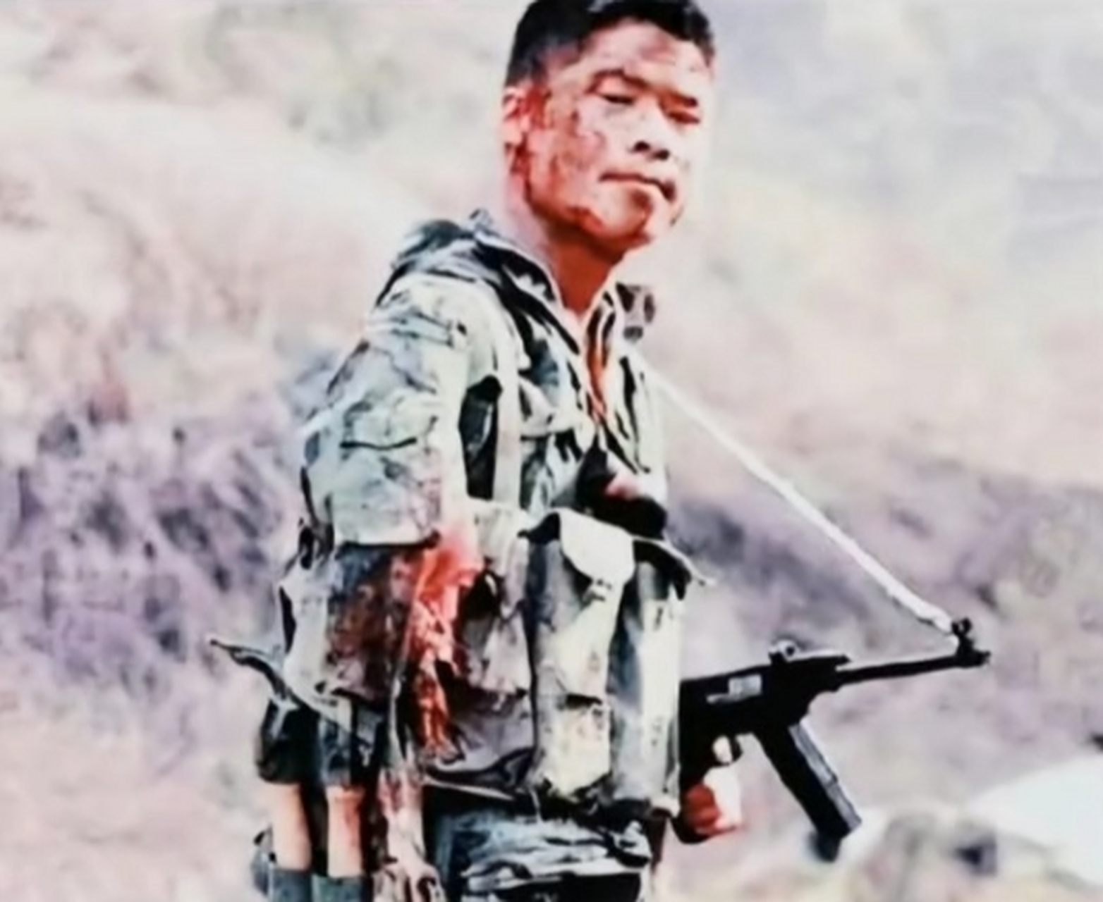 1984年,我军战士丁晓兵右臂被炸伤,为了不连累战友,他竟取出匕首,以