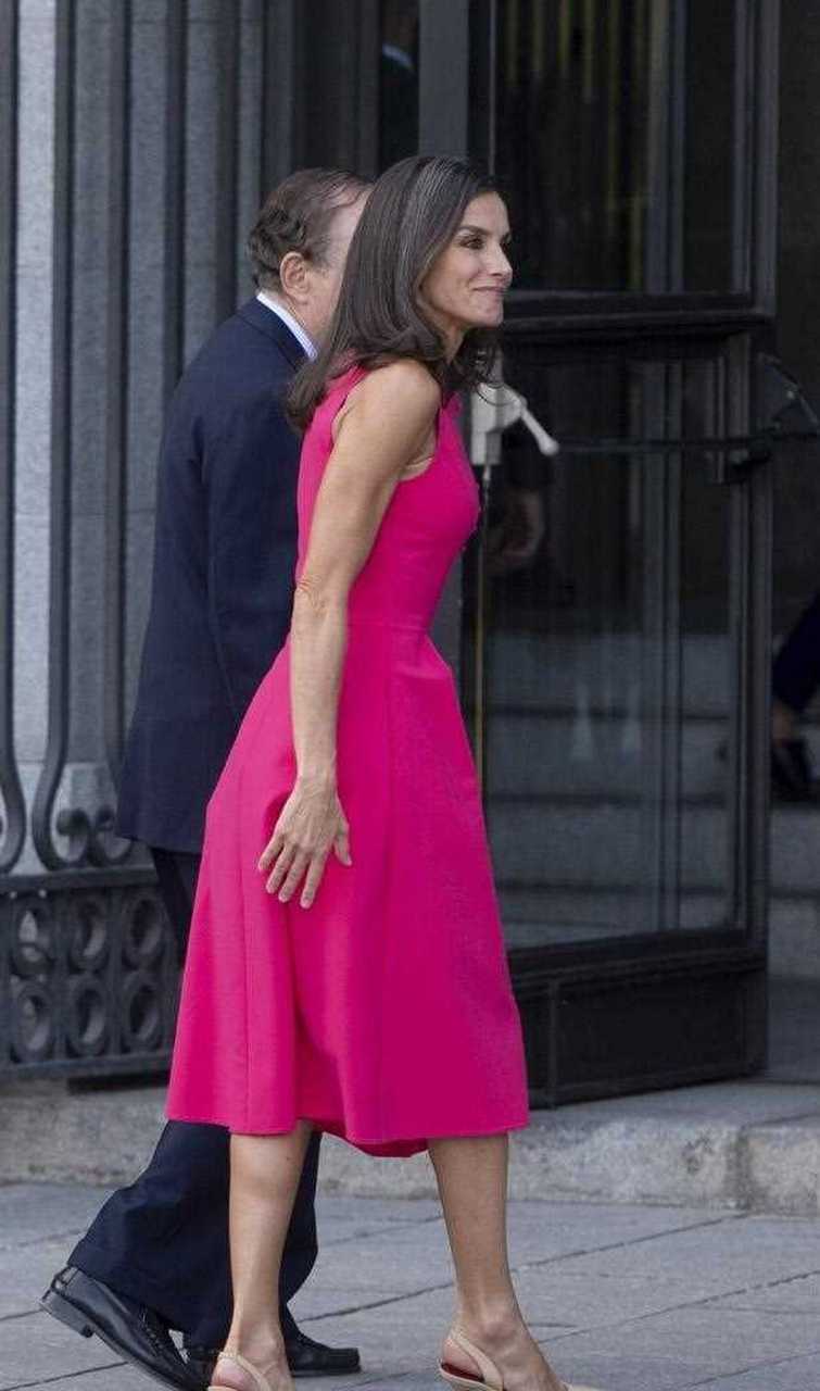 西班牙王后莱蒂齐亚最新公务照,她穿了一件玫红色的圆领无袖连衣裙,这