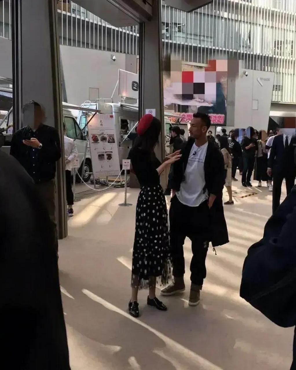 中田英寿很有型的, 和田朴珺站在一起挺养眼的, 不踢球了可以进时尚圈