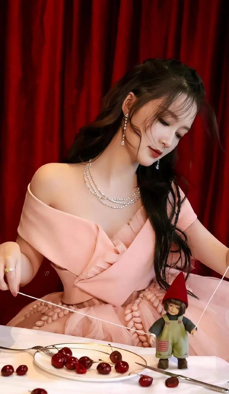 李沁一身粉色长裙,化身美丽公主玩木偶的那一刻让人忍不住心动