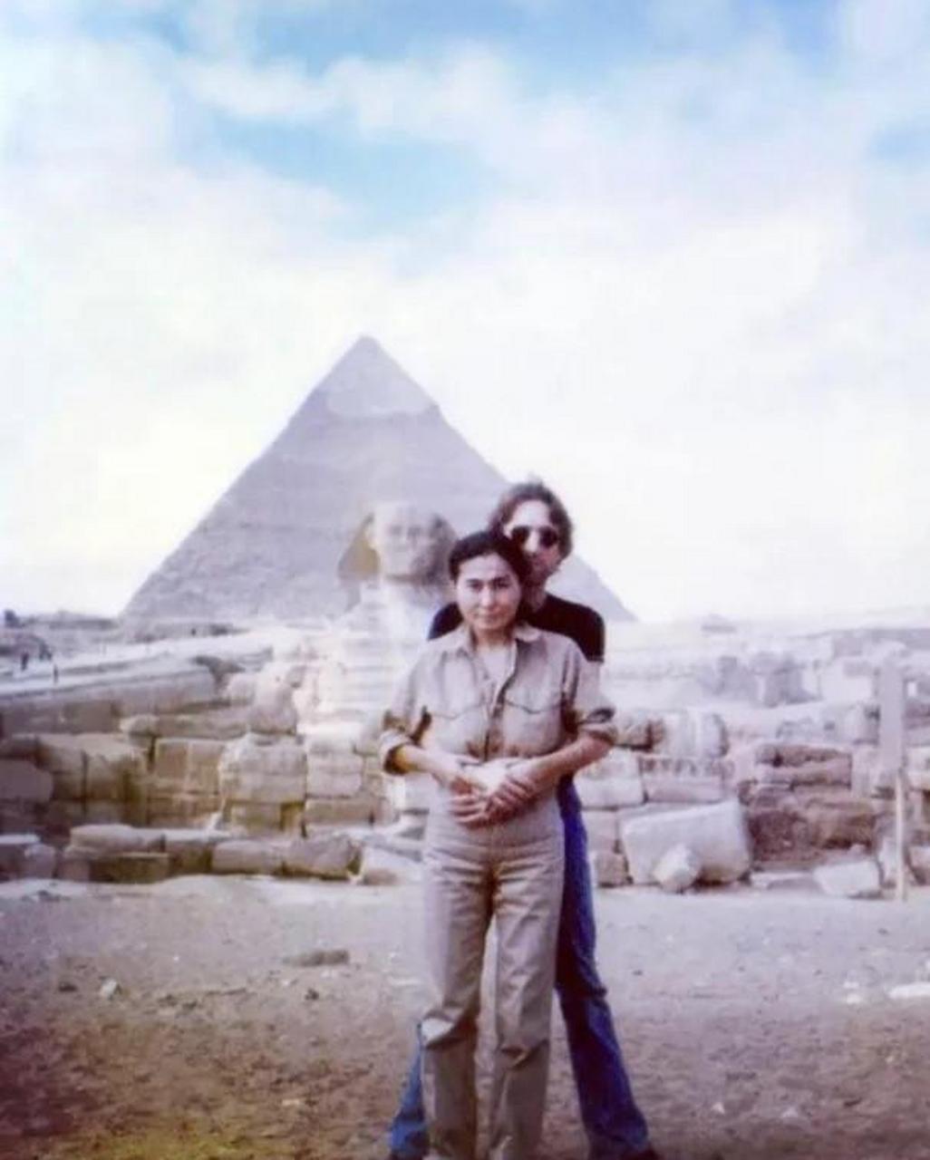 1979年1月,约翰·列侬和小野洋子在埃及金字塔前的合影   1964年,小野