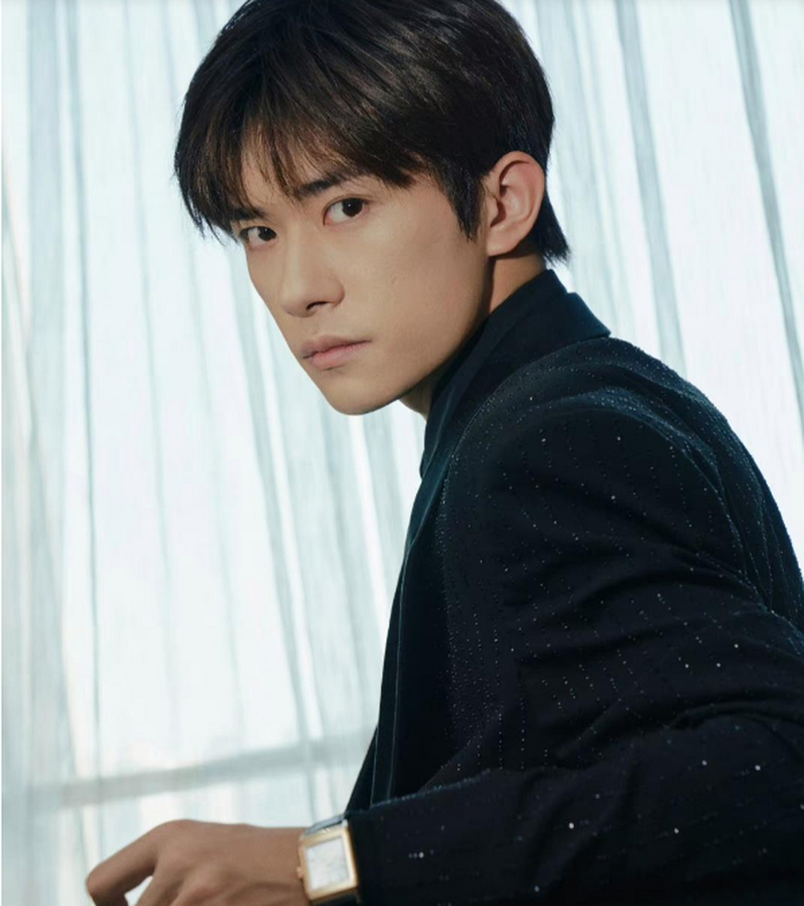 易烊千玺参加活动,一身深色西装特别稳重,眼神坚毅侧脸下颌线优越