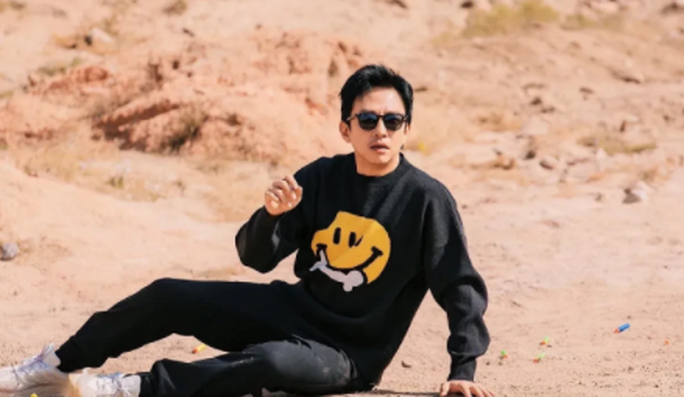 邓超赶猪也耍酷,穿一身黑衣戴墨镜撵猪,一身土也不影响时髦范.