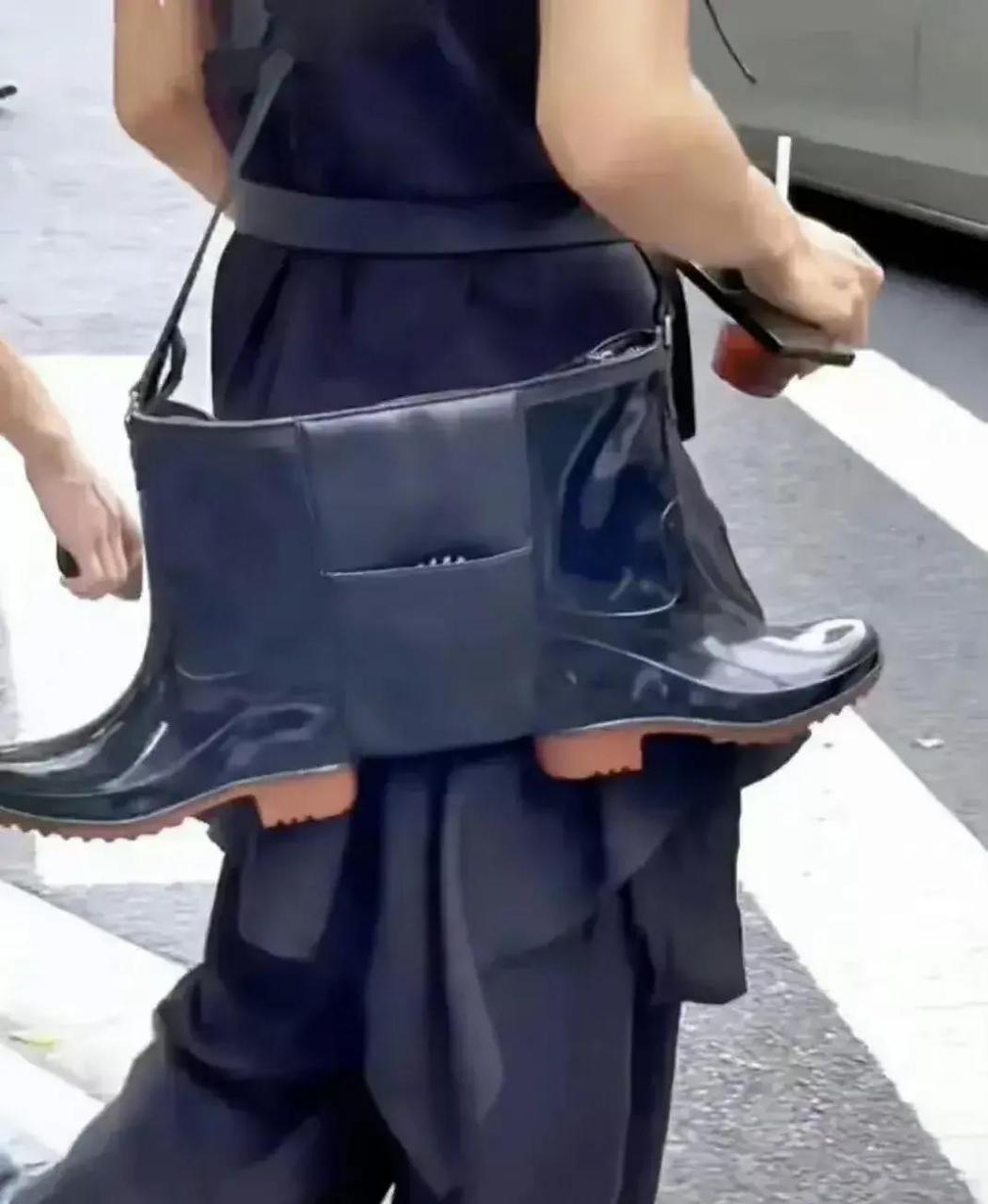 这个包包一定是防水的 #搞笑趣味图