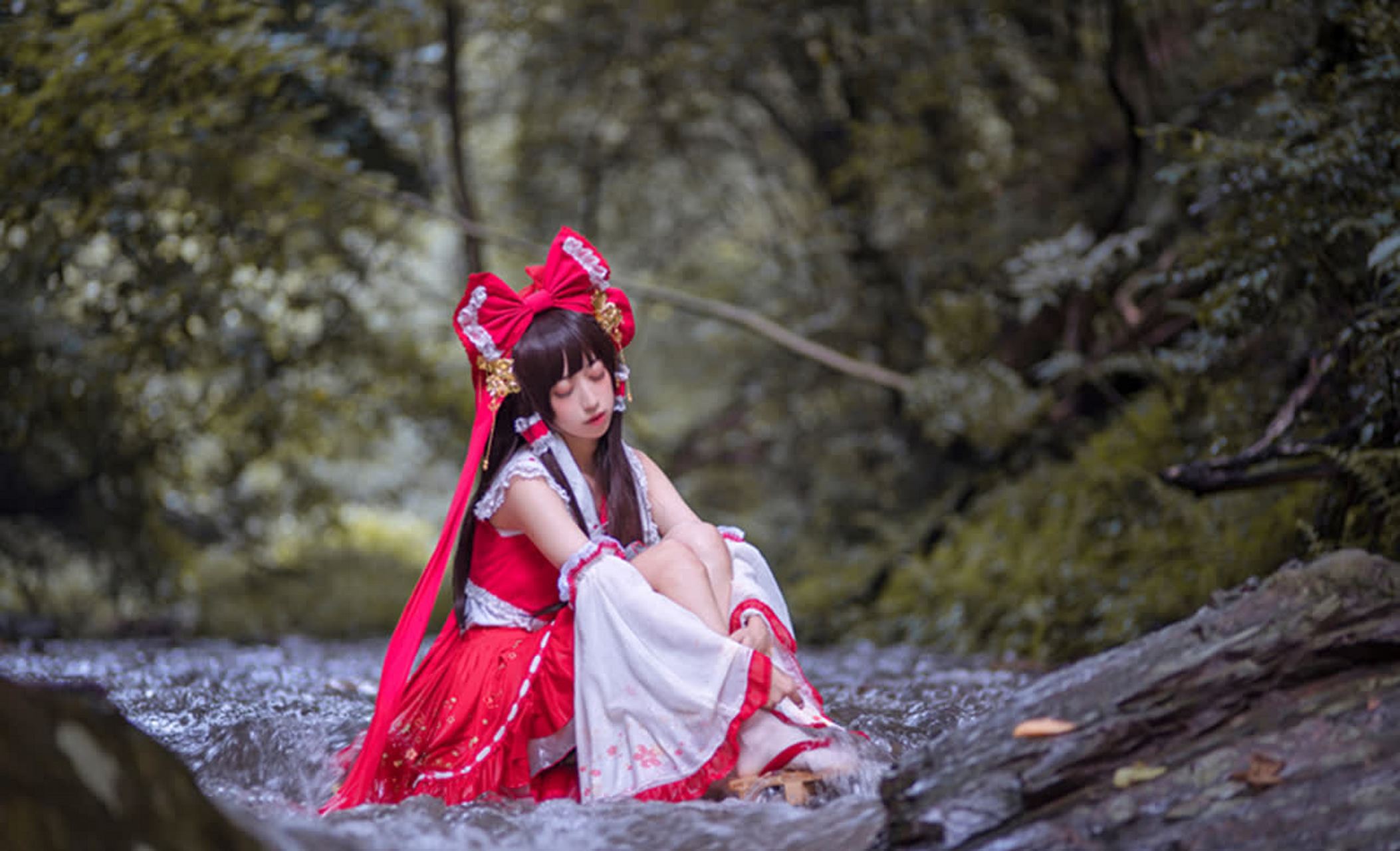 cos show#《东方project》第一位女主角"博丽灵梦"是一部精美的视觉