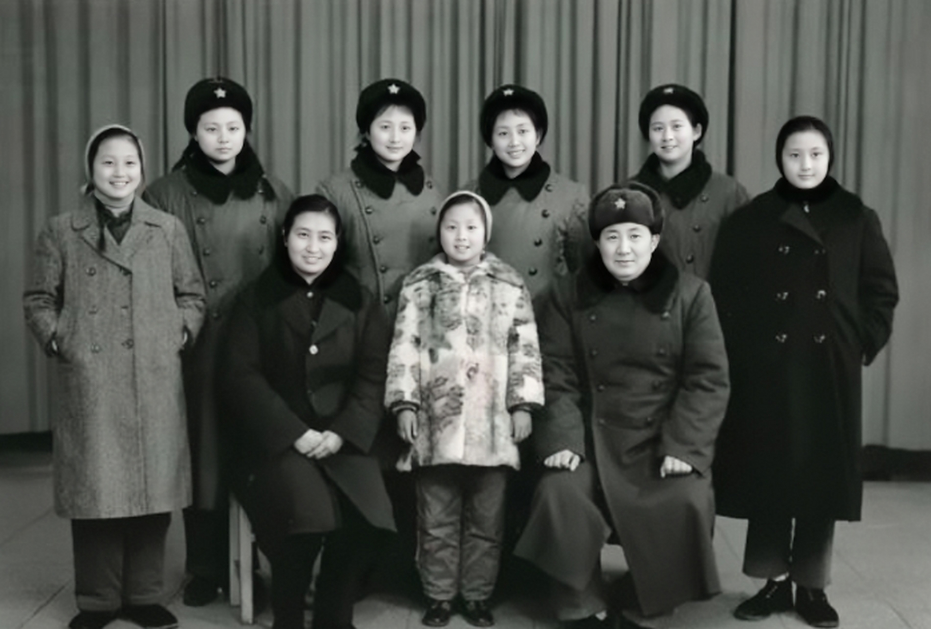 这张照片是六十年代的开国少将吴荣正夫妇和七个女儿的全家福照片.