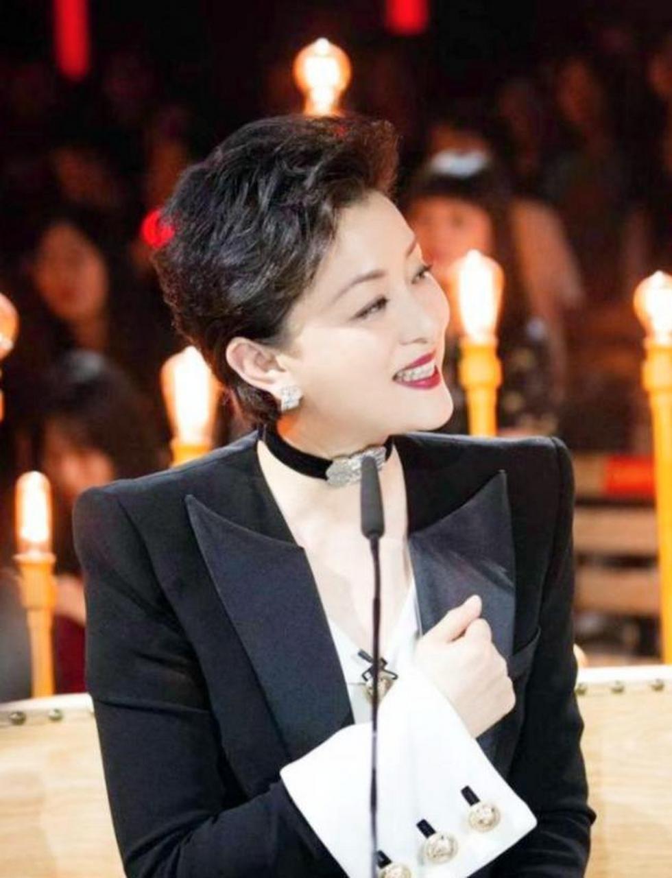 人到中年穿衣不要太复杂,学杨澜职场风穿搭,优雅贵气显年轻