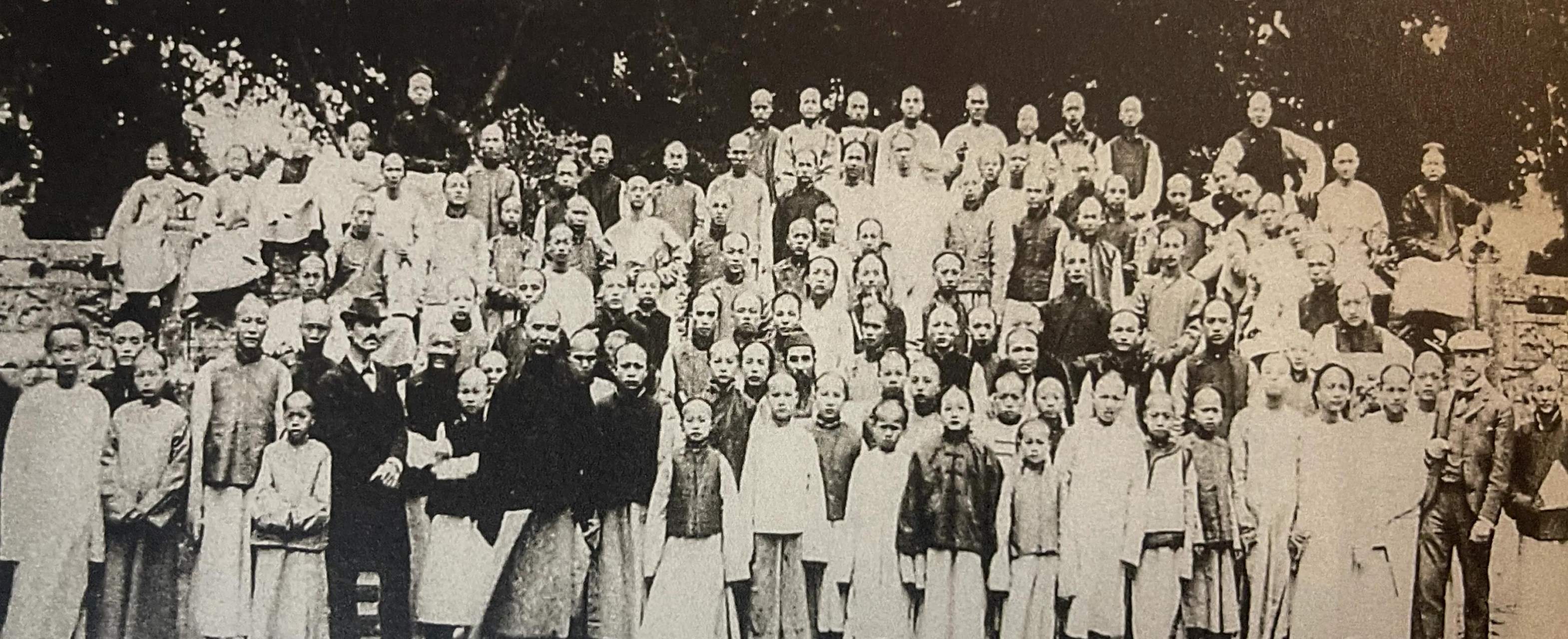 文化和教育# #广州头条#  图为广州同文馆师生合影.