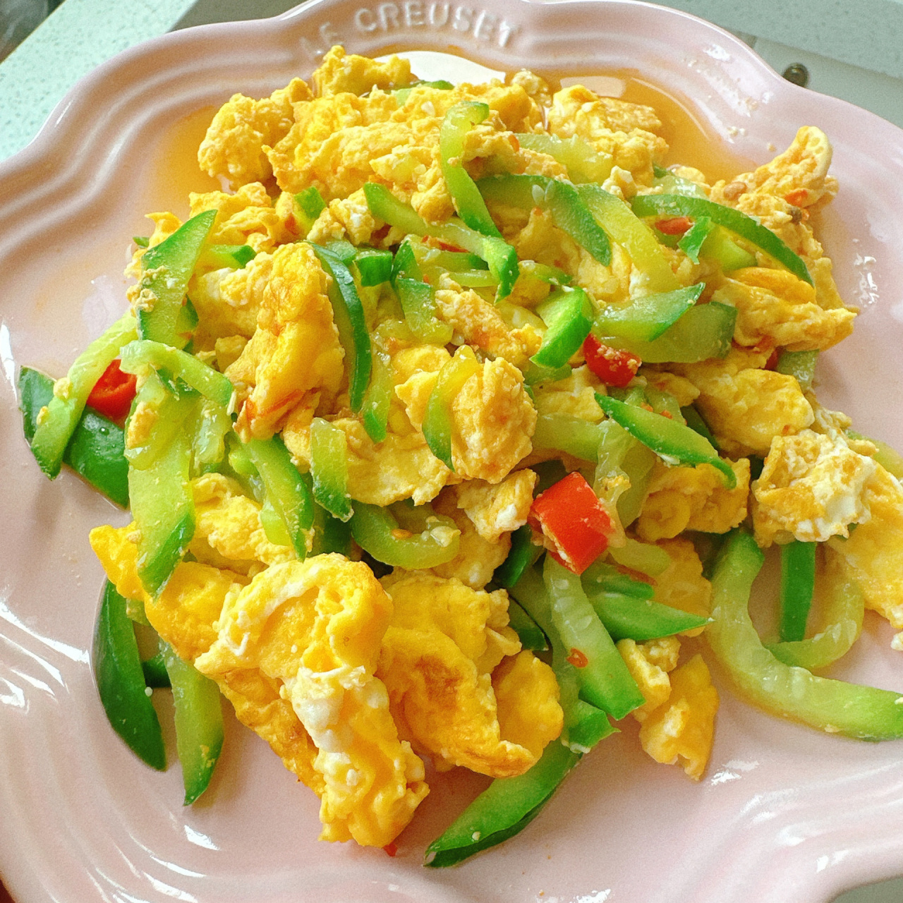 五分钟搞定清爽好吃的黄瓜丝炒蛋;以前在学校食堂一直吃到的黄瓜炒