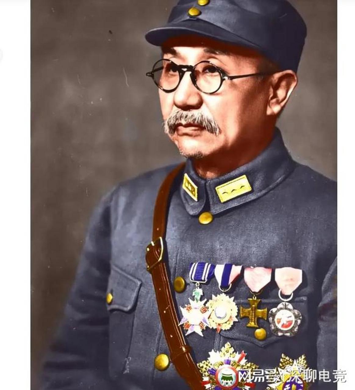 这张老照片拍摄于民国时期,照片中的男子,身穿戎装,胸前挂满了许多