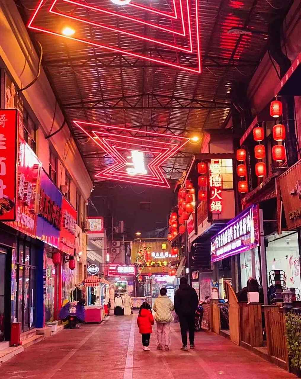 宁波东裕(小百货)夜市,红彤彤的灯笼挂起来,氛围感十足.