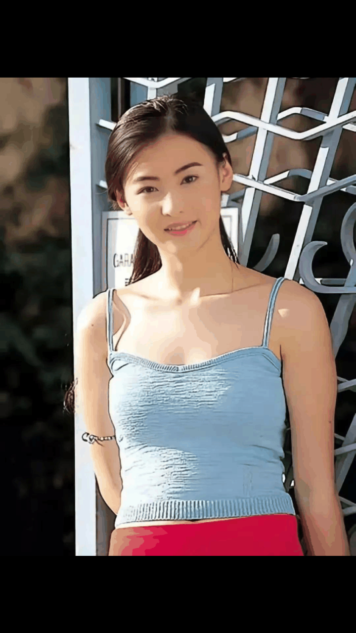 gif创作人# 这张照片,是1998年张柏芝接拍柠檬茶广告时的一张写真 ..