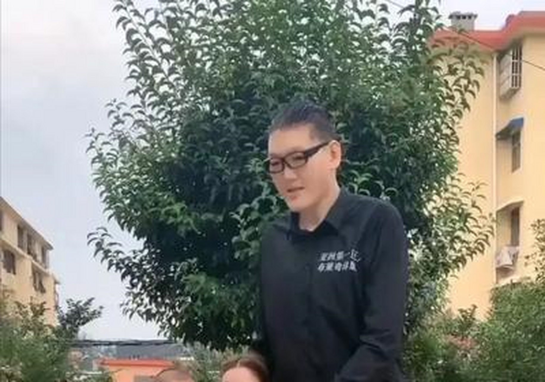 38米和小巧玲珑的老婆同框秀美照.[心] 亚洲第一巨人张欢2.