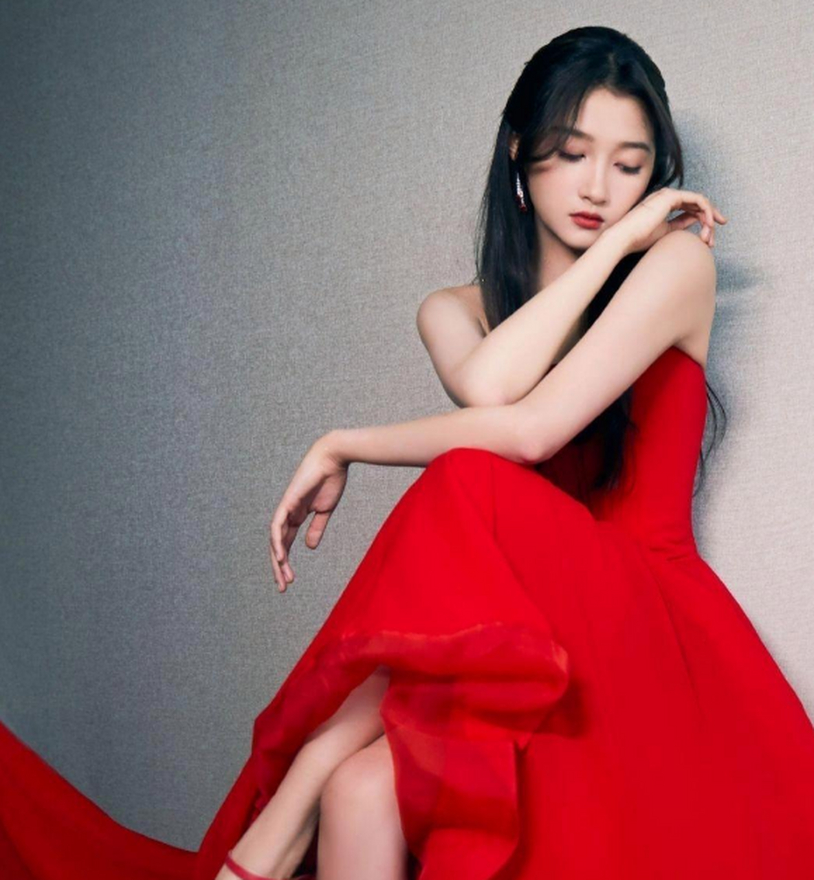 关晓彤一袭红裙搭配微卷长发,性感迷人,越来越有女人味了