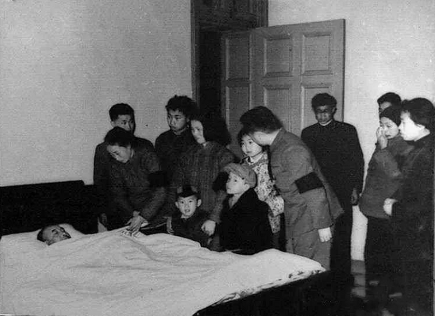 这是1961年,陈赓病逝后,一张稀有的遗容照片.