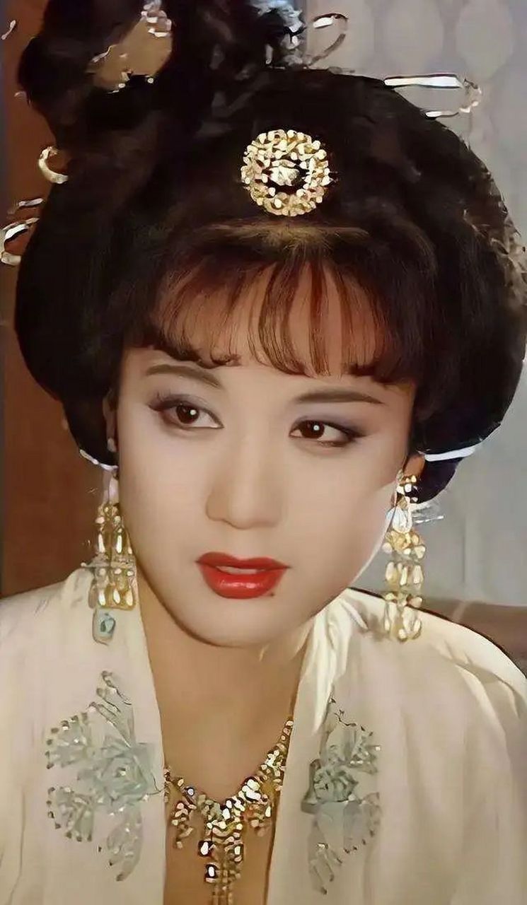 脸上有痣的女明星之李建群  在当年的那个年代,李建群是一个极为惊艳