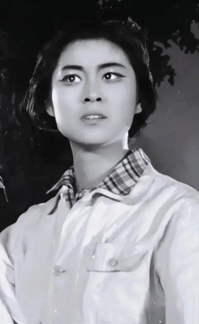 倪萍年轻时期演舞台戏的造型真是相当吓人,化妆浓重,眉毛又浓又宽,眼