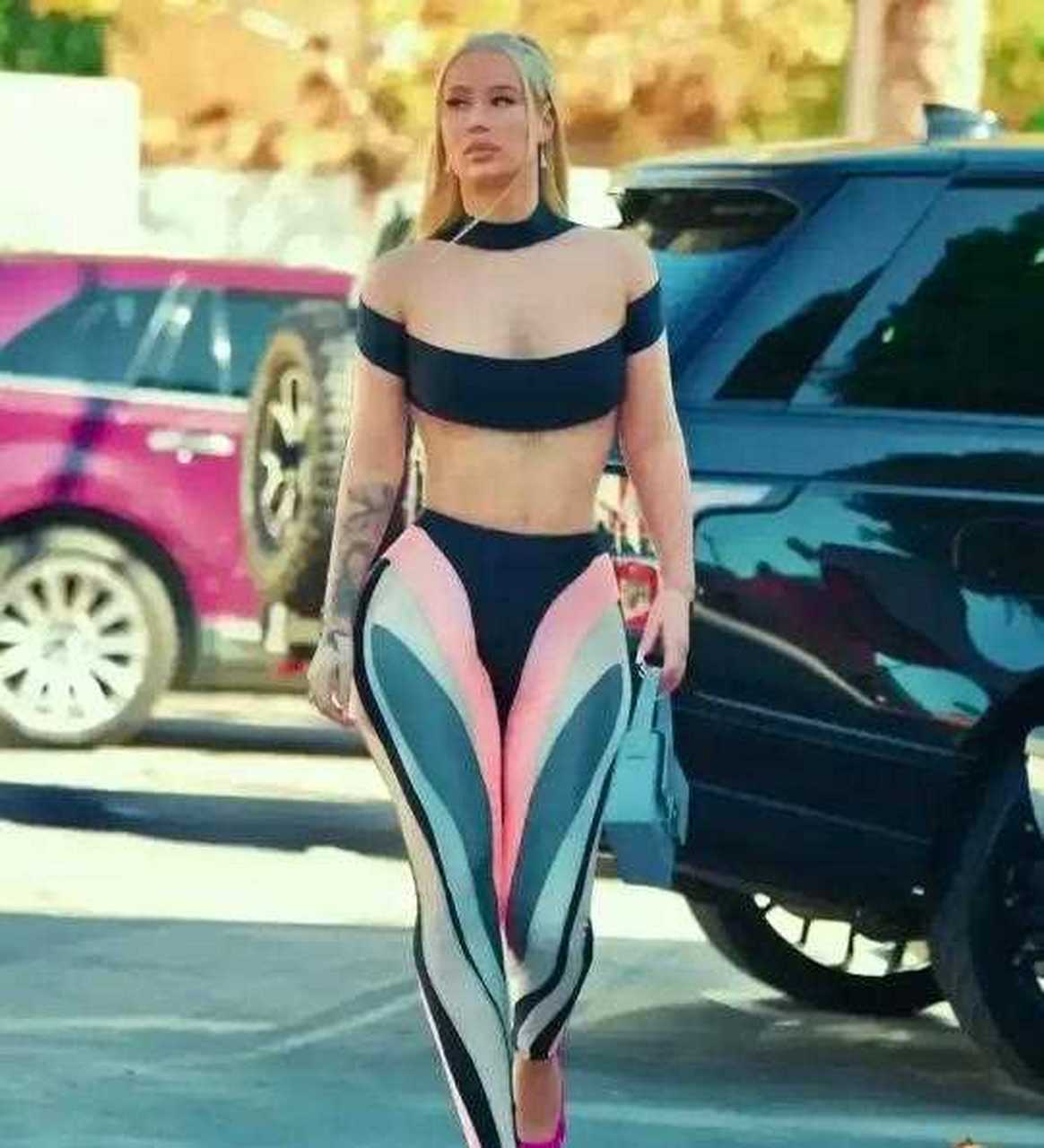 澳大利亚女歌手iggy azalea真是比咱们国内的女明星要敢穿,短款露脐