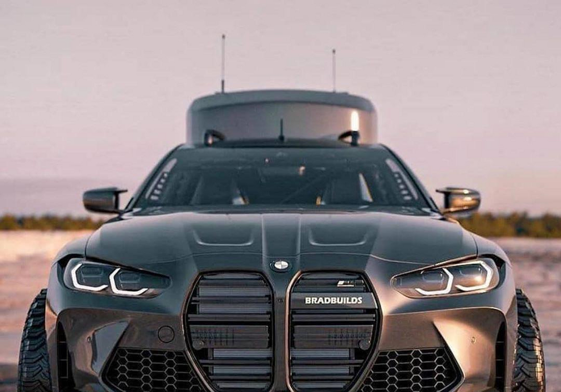 全新宝马m4房车的外观非常粗犷,新车巨大的双肾进气格栅和车身的气质