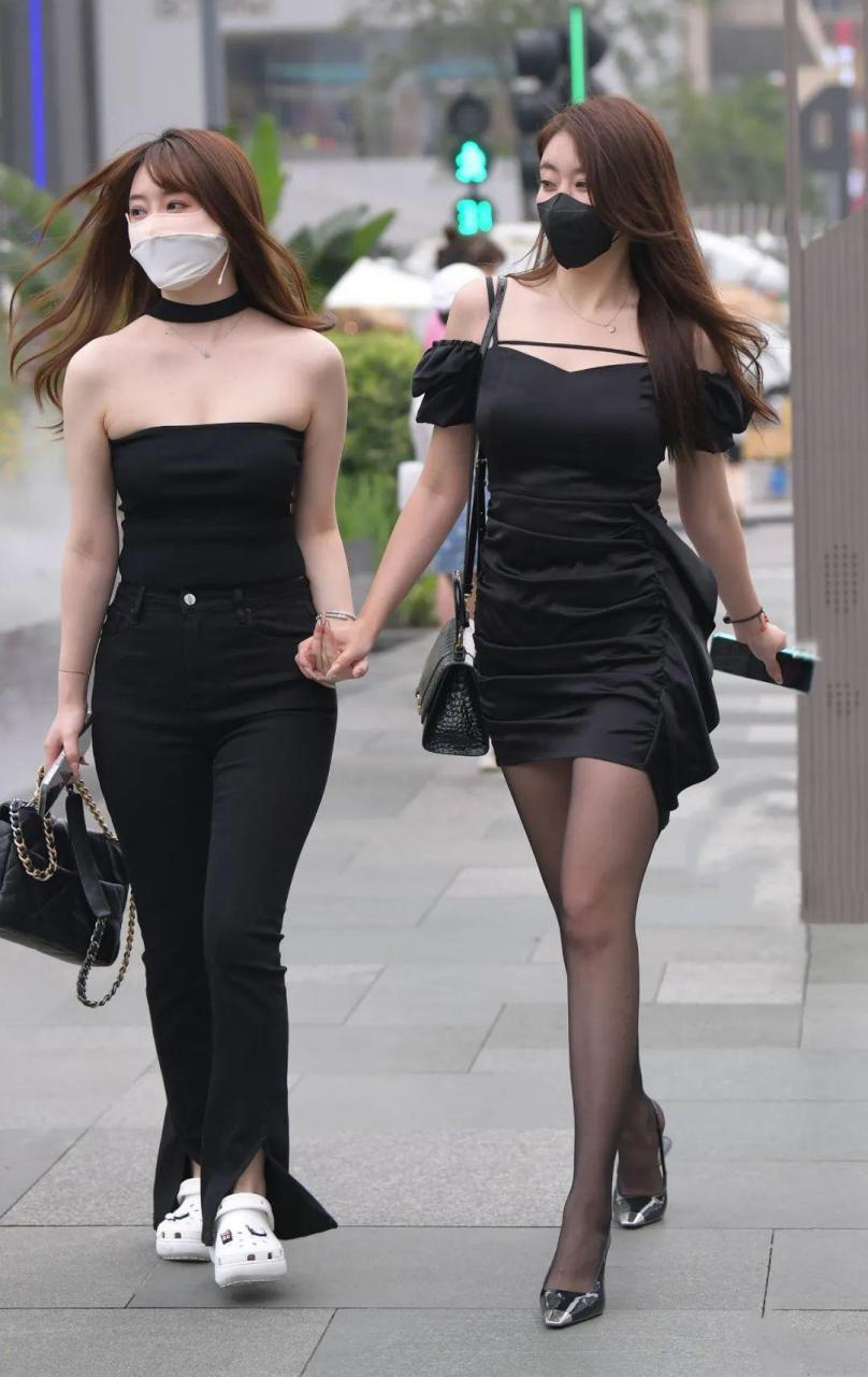 穿黑色露肩短裙搭配黑丝高跟鞋的时尚小姐姐#美腿丝袜高跟鞋# #美腿