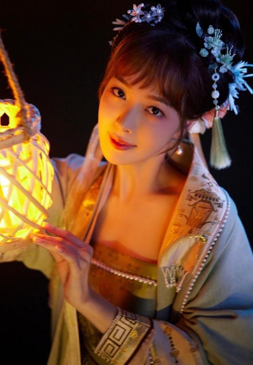 美女艺人赵尧珂拍摄古装写真,很好看啊