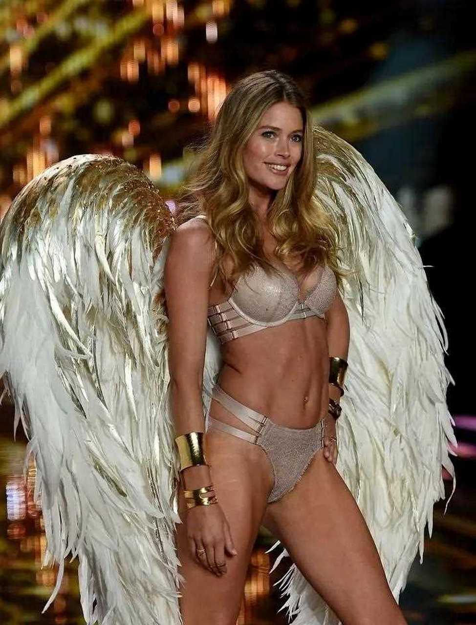 维密天使杜晨·科洛斯,2014年,在维多利亚的秘密时装秀上.