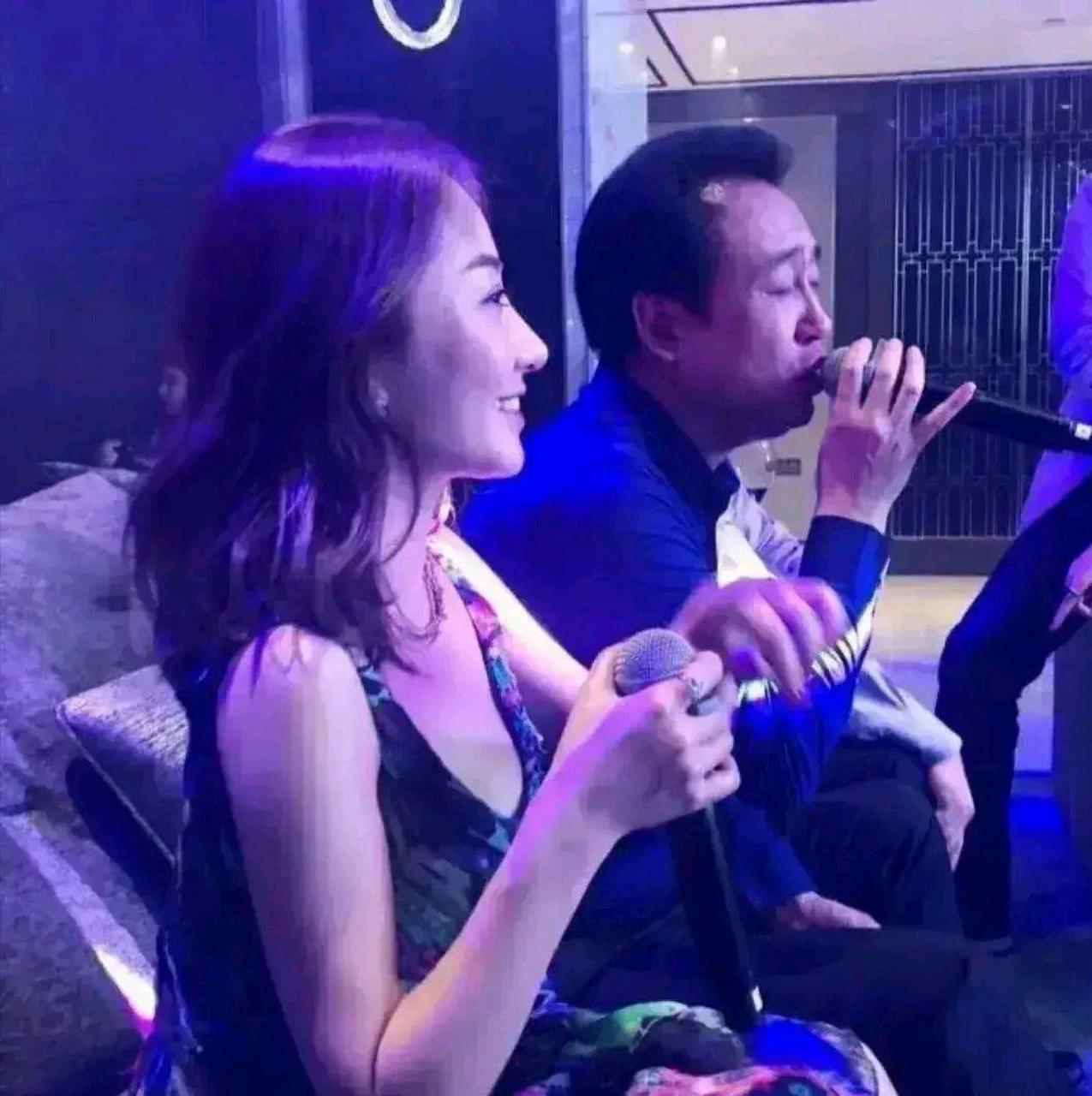 这张照片是许家印老板和一位美女在ktv唱歌时留下的合影!
