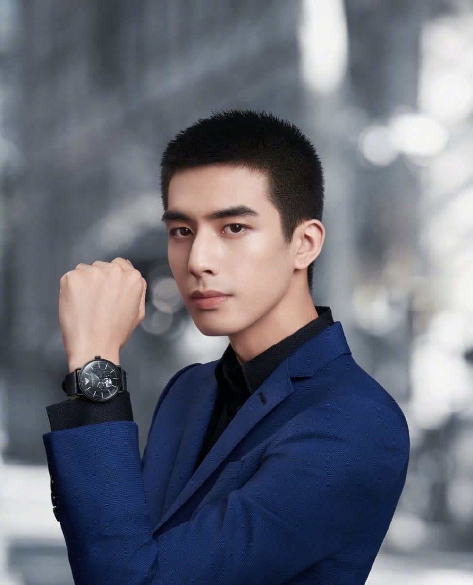 宋威龙的脸型和五官都很完美,一头黑发,寸头. 年轻人很有活力
