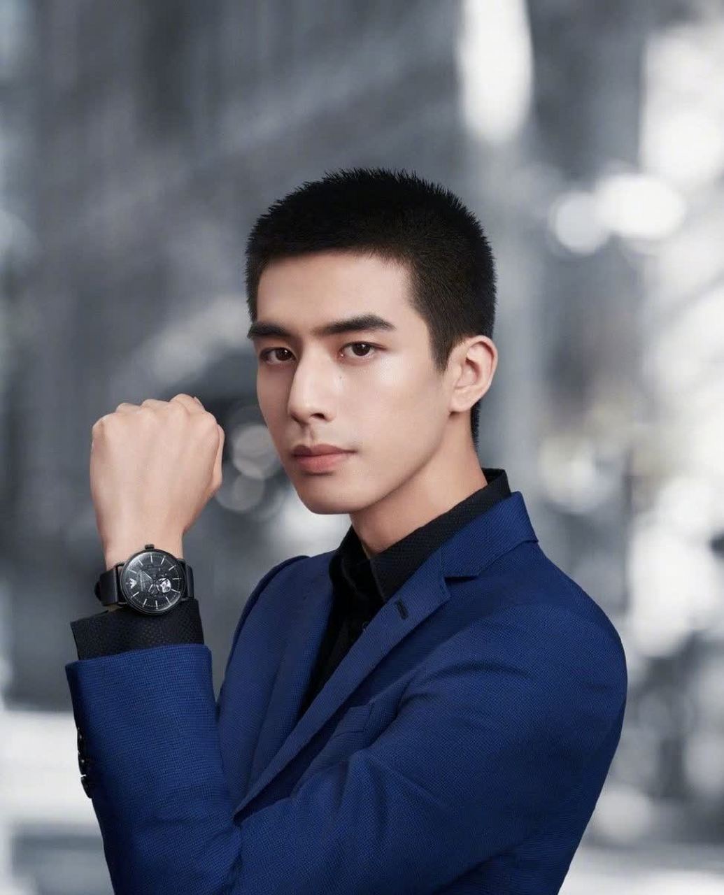 宋威龙的脸型和五官都很完美,一头黑发,寸头. 年轻人很有活力.