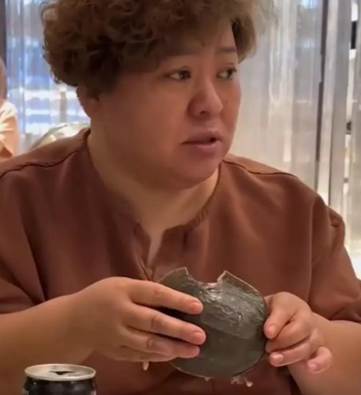 牙口不错呀,能咬下这么大一块,铁齿钢牙!