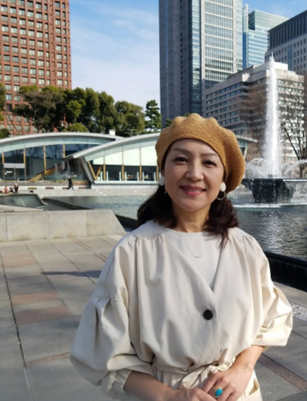 是否还能将她与《排球女将》中小鹿纯子的扮相联系起来呢?