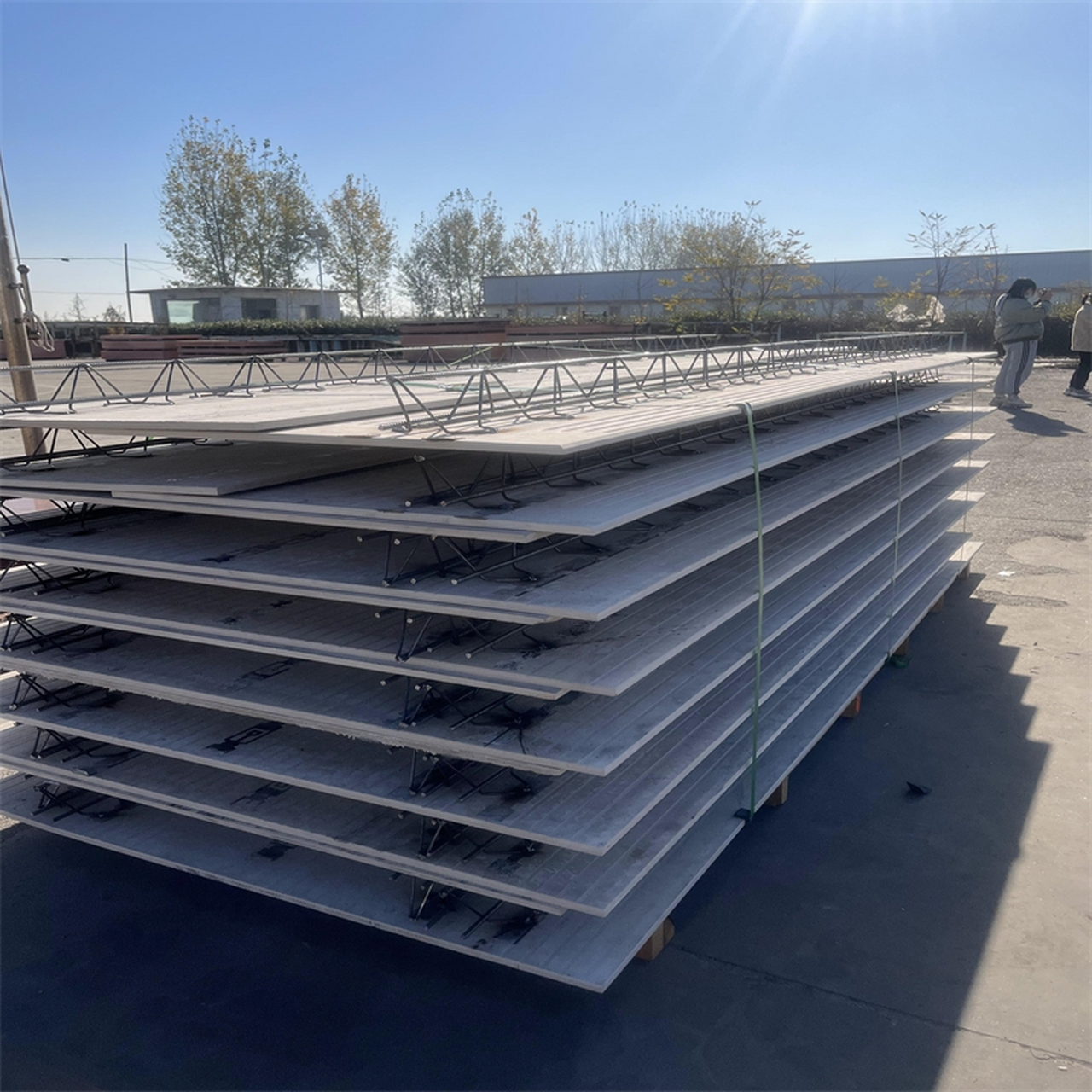 预应力叠合板是一种结构用板材,它由多层预应力钢筋和混凝土等材料组