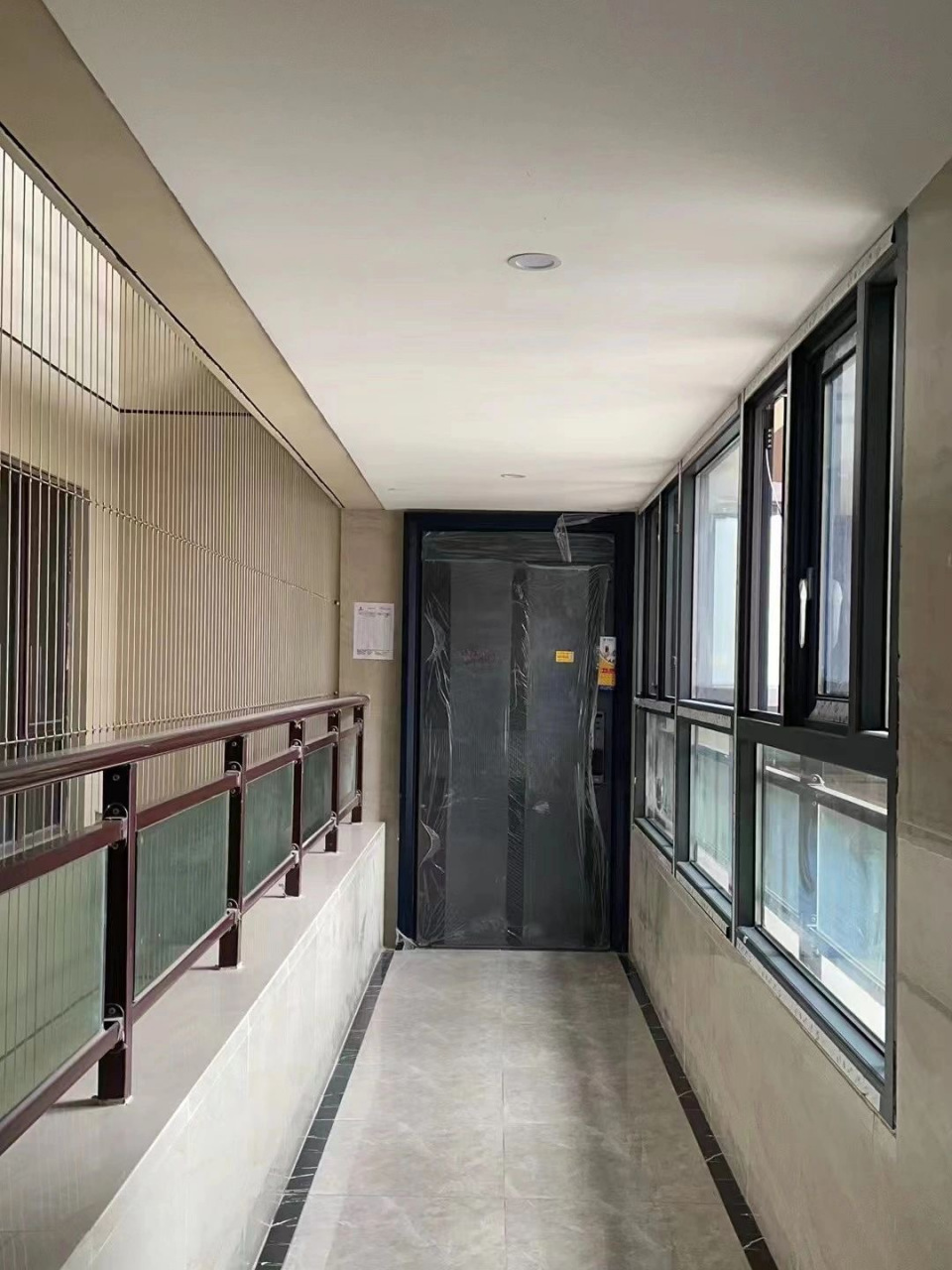 出电梯就是经过连廊才能回家 在我花钱封了连廊以后,征得了邻居和