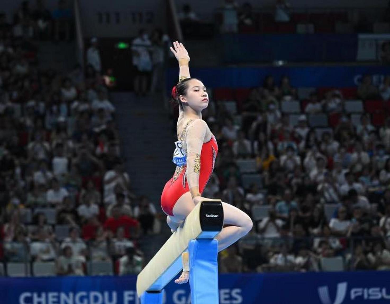 大运会体操项目女子个人全能决赛上,中国大学生体操队选手欧钰珊以54
