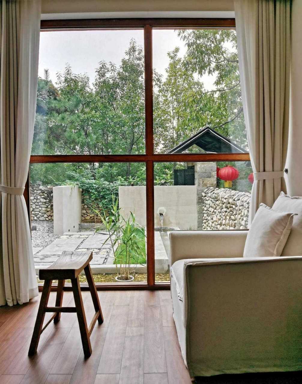 这是山东沂蒙人家酒店,坐落山峰,风格清新大气,与大自然融为一体,住