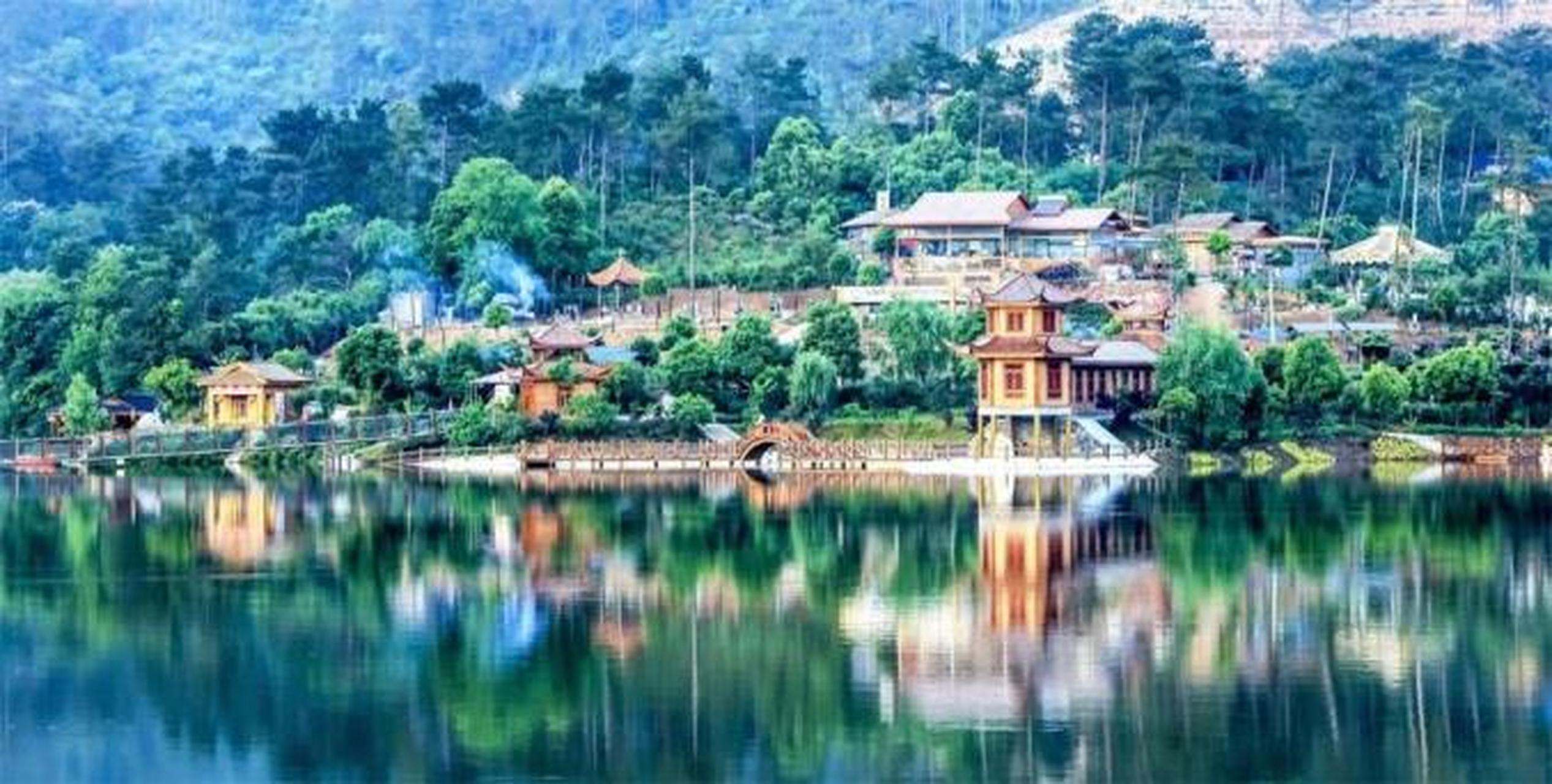 黄家湾景区山水相依,层林叠翠,绿草如茵,湖光粼粼,风景如画.