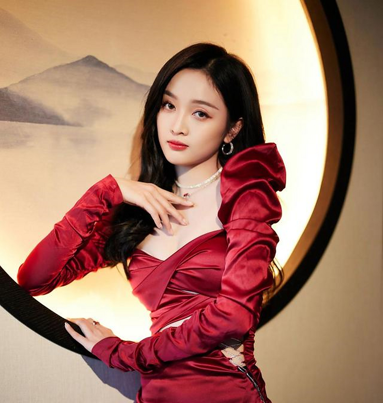 吴宣仪身着深v绸缎红连衣裙性感可爱写真美照