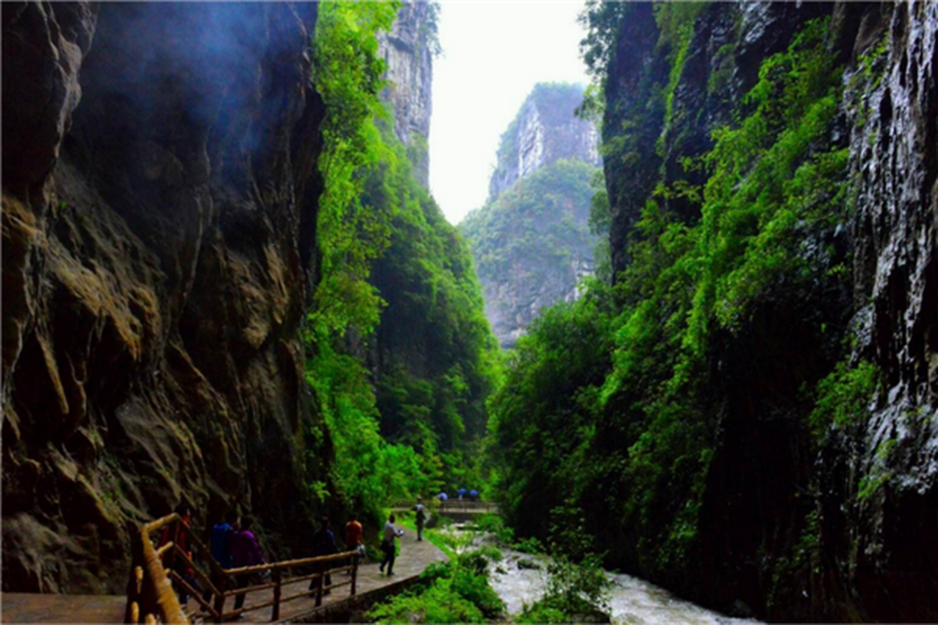 重庆旅游必去景点排名:   1.黑山谷景区    2.