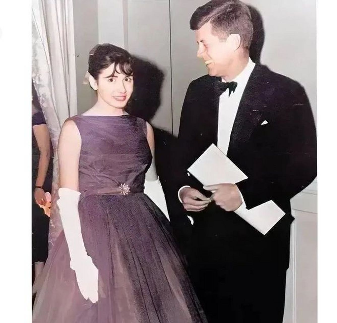 1961年,在一张照片上,我们看到了年轻的佩洛西和肯尼迪.