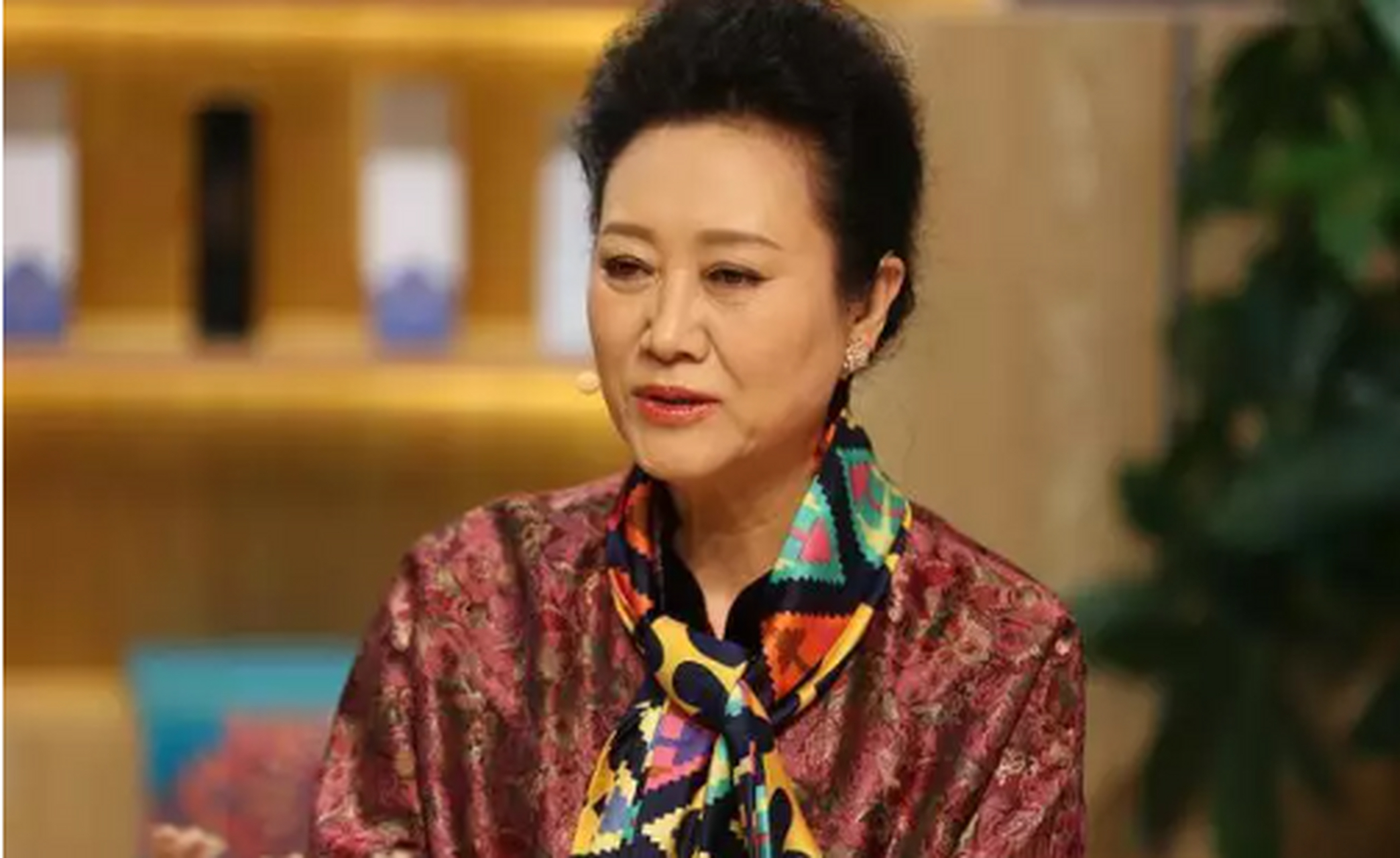 王丽云太会穿,酒红色印花衬衫配彩色丝巾,端庄优雅又高级