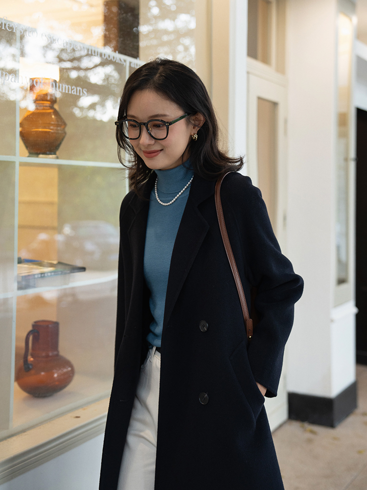 我最近想要一件大衣,在颜色上纠结了很久,黑色吧,百搭经典,但黑色大衣