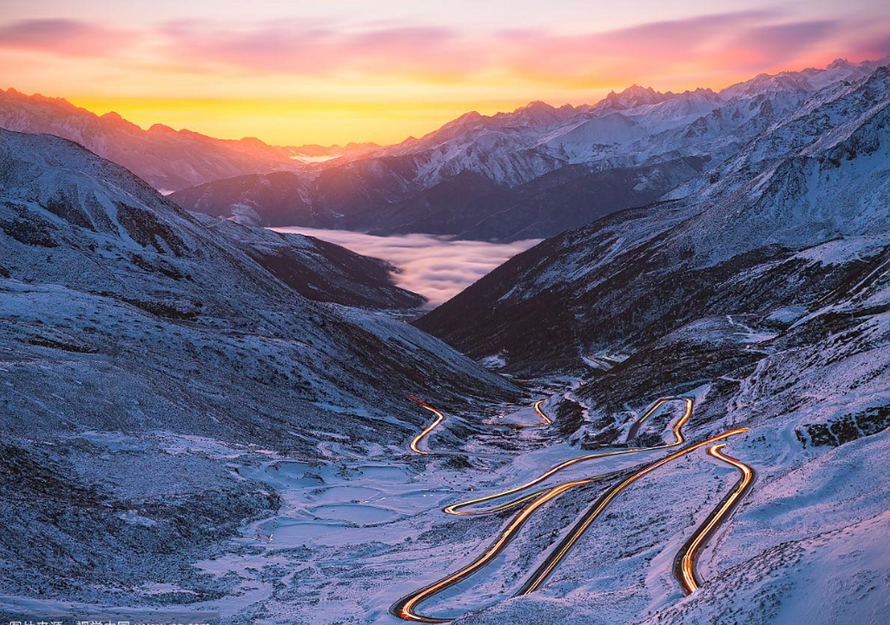 在山顶环视贡嘎群峰,山峦叠嶂,白雪皑皑,折多山是318国道(川藏线)从