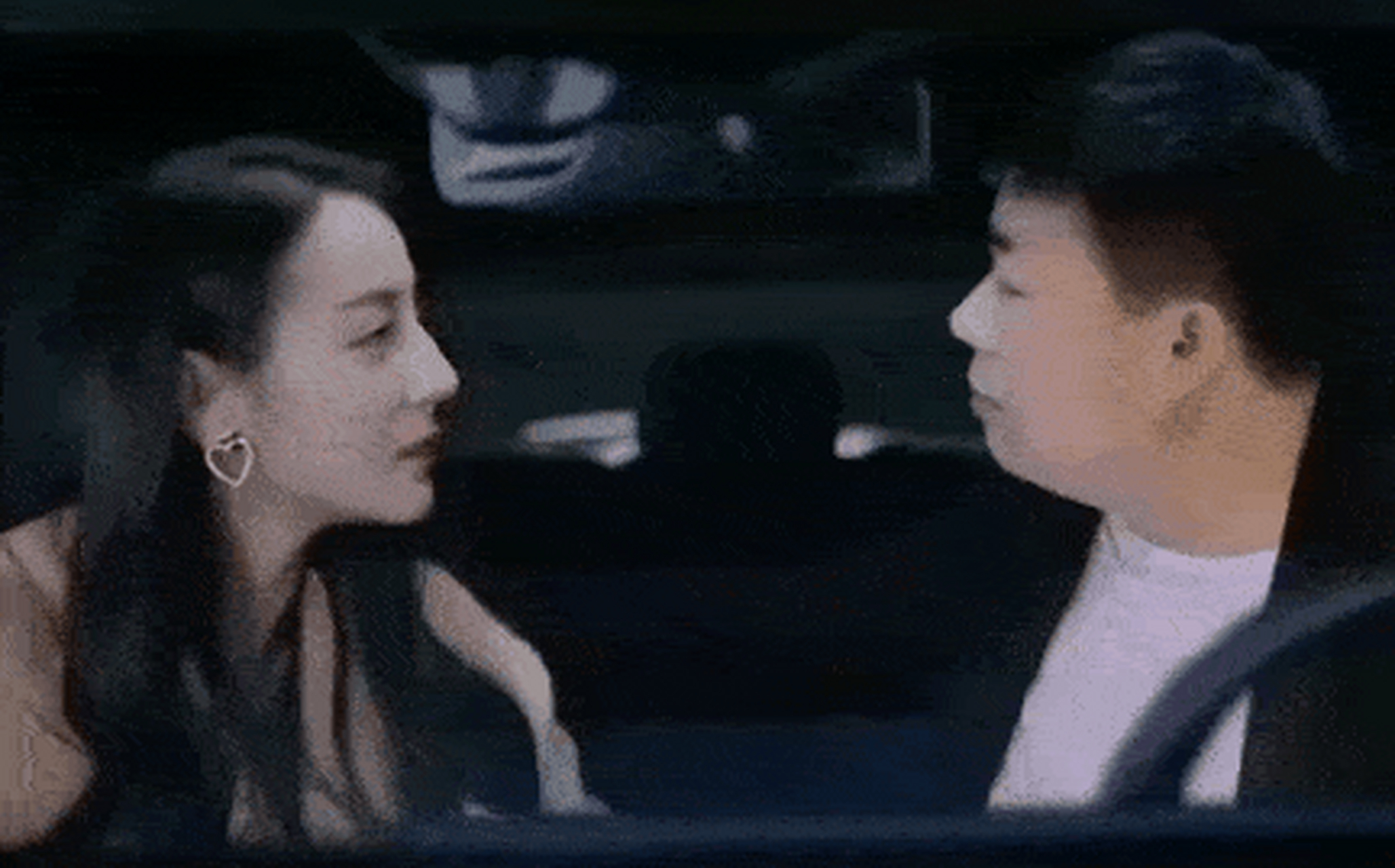 【换脸与热巴"亲吻",特效师账号被封15天】 近日,因用ai合成技术和